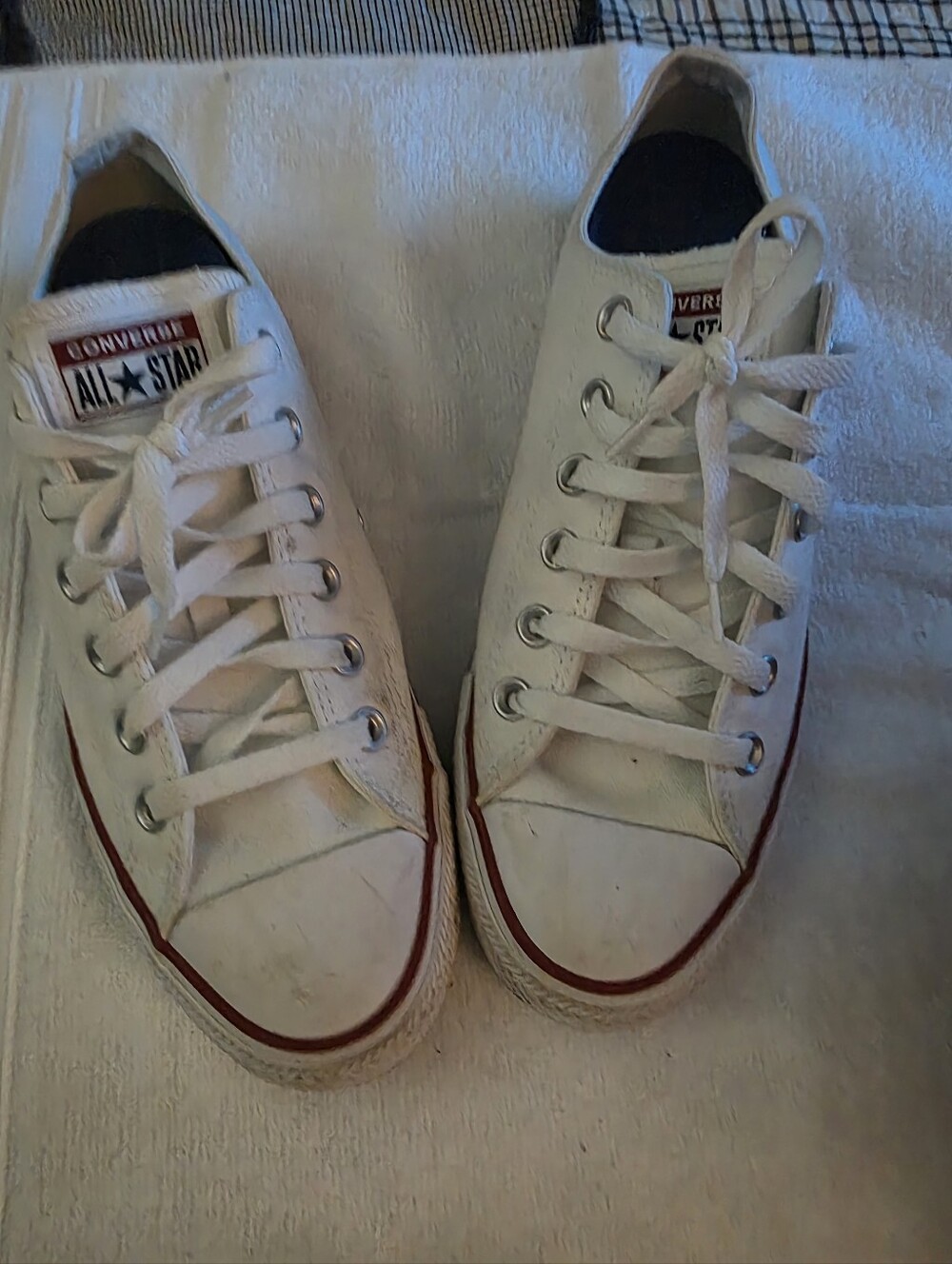 Converse White Low Top Canvas Sneakers with Red Stripe Wome 9.5 Men 7.5